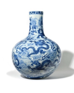 CHINE - Grand vase TIANQIUPING en porcelaine, à décor de neuf dragons féroces et de nuages