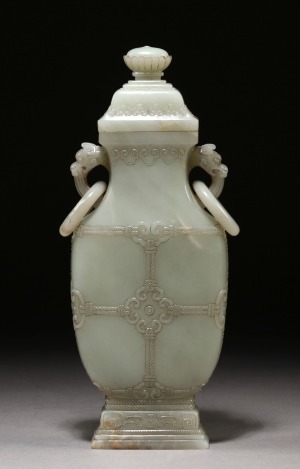 Chine, époque Qing, XVIIIe siècle - Vase hu couvert en jade céladon