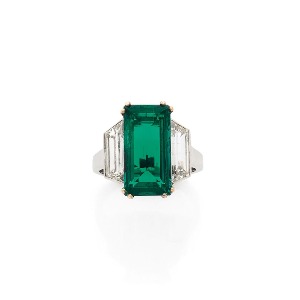 BAGUE - Émeraude rectangulaire à pans coupés de 4.60 carats avec diamants